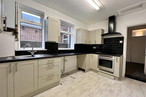 2 bedroom house to rent, Daulston Road, Portsmouth