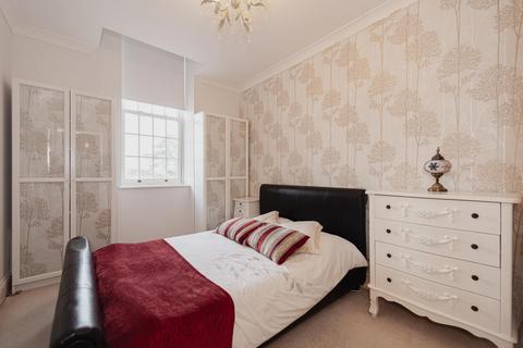 2 bedroom flat for sale - Sandy Mead, Epsom