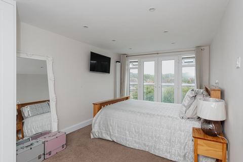 67 The Crescent, Epsom, KT18 7LJ