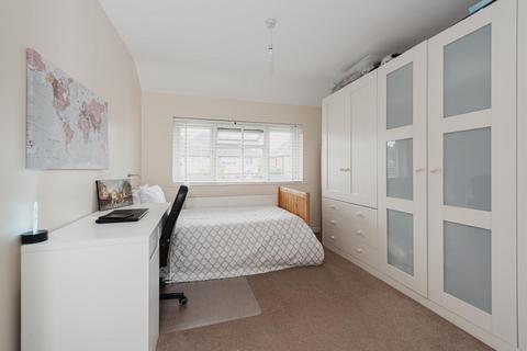 67 The Crescent, Epsom, KT18 7LJ