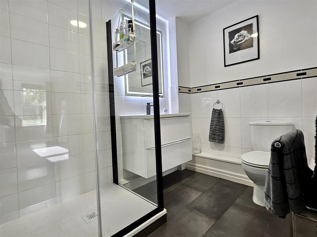 En suite shower room/wc
