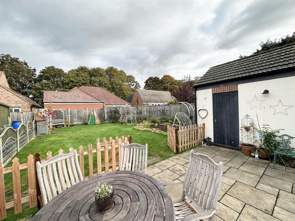 Naas Lane, Quedgeley, Gloucester 3 bed semidetached house £375,000