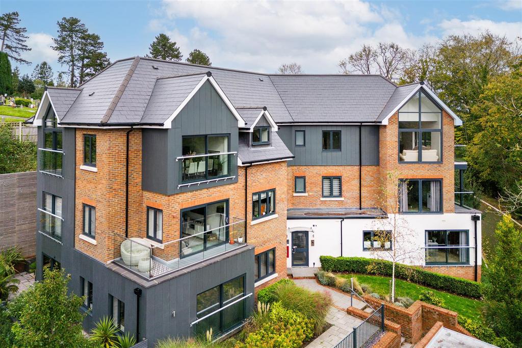 Church Hill, Caterham CR3 2 bed apartment for sale £420,000