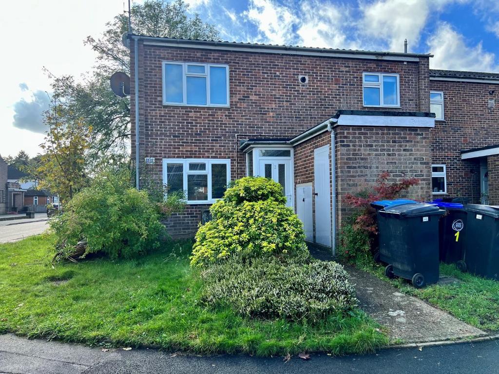 Stream Close, West Byfleet KT14 2 bed £1,350 pcm (£312 pw)
