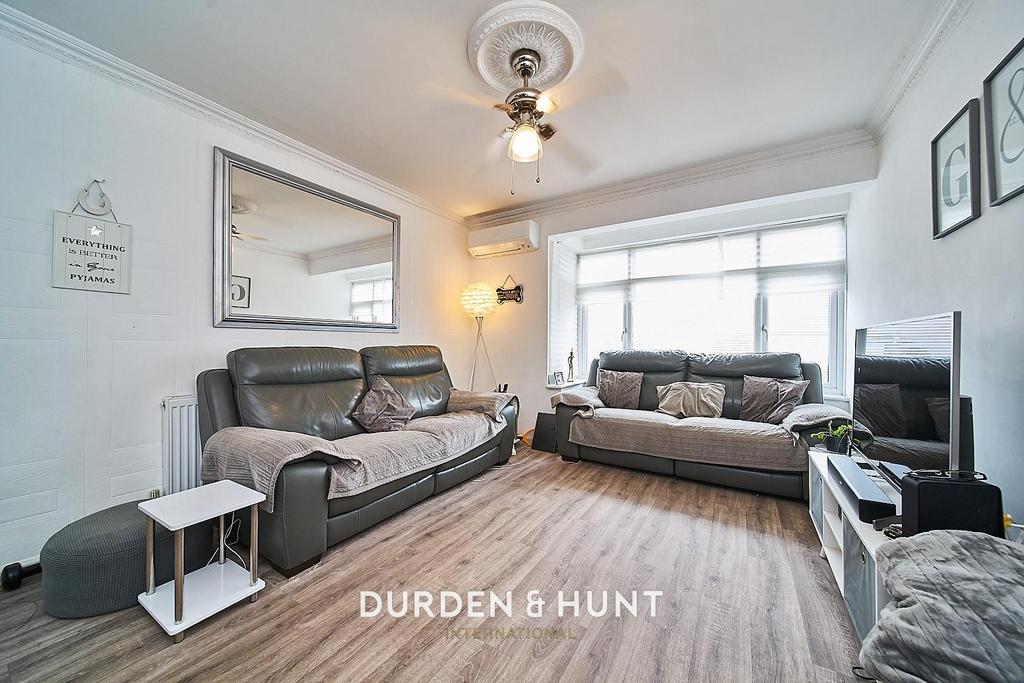 Lakeland Close, Chigwell, IG7 3 bed terraced house for sale £475,000