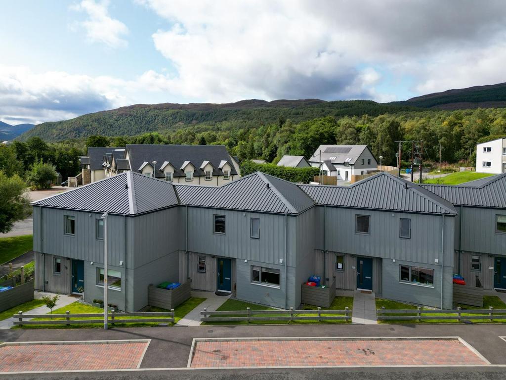 Caledonia Place, Aviemore 3 bed terraced house £285,000