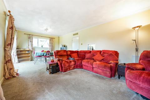 3 bedroom detached bungalow for sale - Reading Road, Wokingham, Berkshire, RG41 1EN
