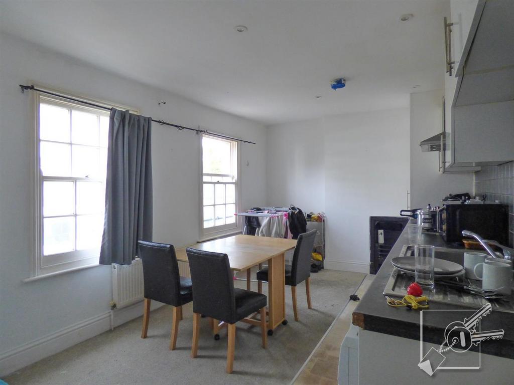 Lounge/Dining