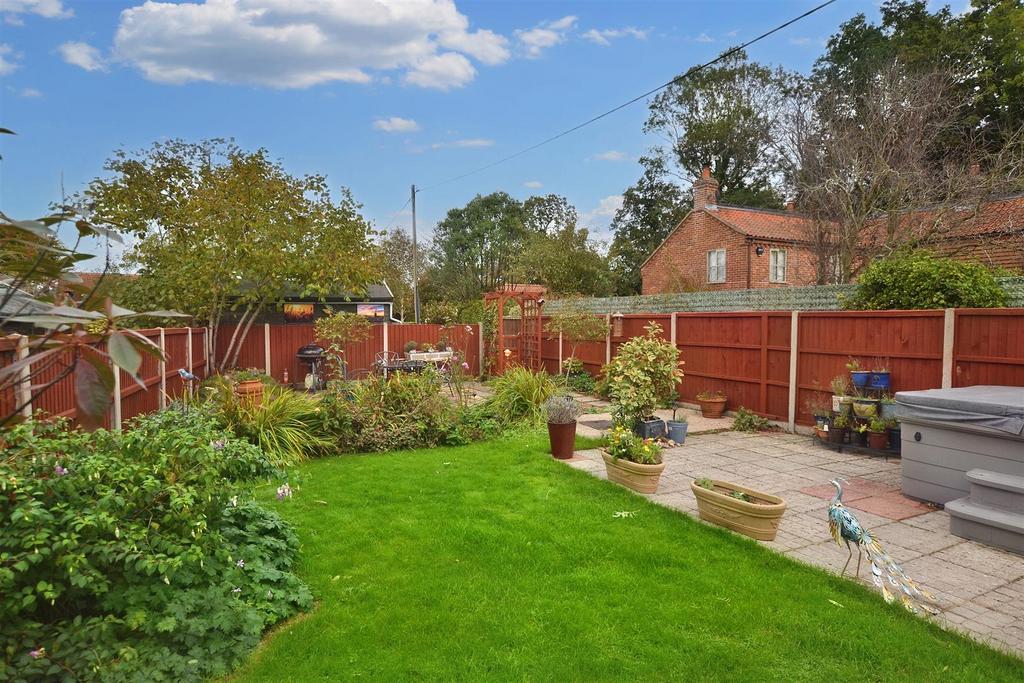 Staithe Road, Hickling, Norwich 2 bed cottage for sale £325,000