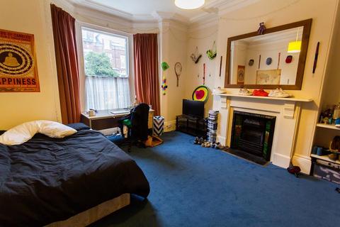 7 bedroom detached house to rent, St Michaels Road, Headingley, LS6 3BG