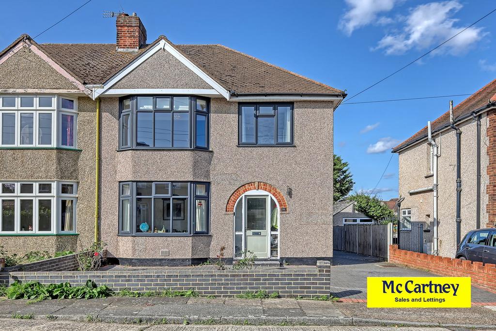 Burns Crescent, Chelmsford, CM2 3 bed semidetached house £650,000