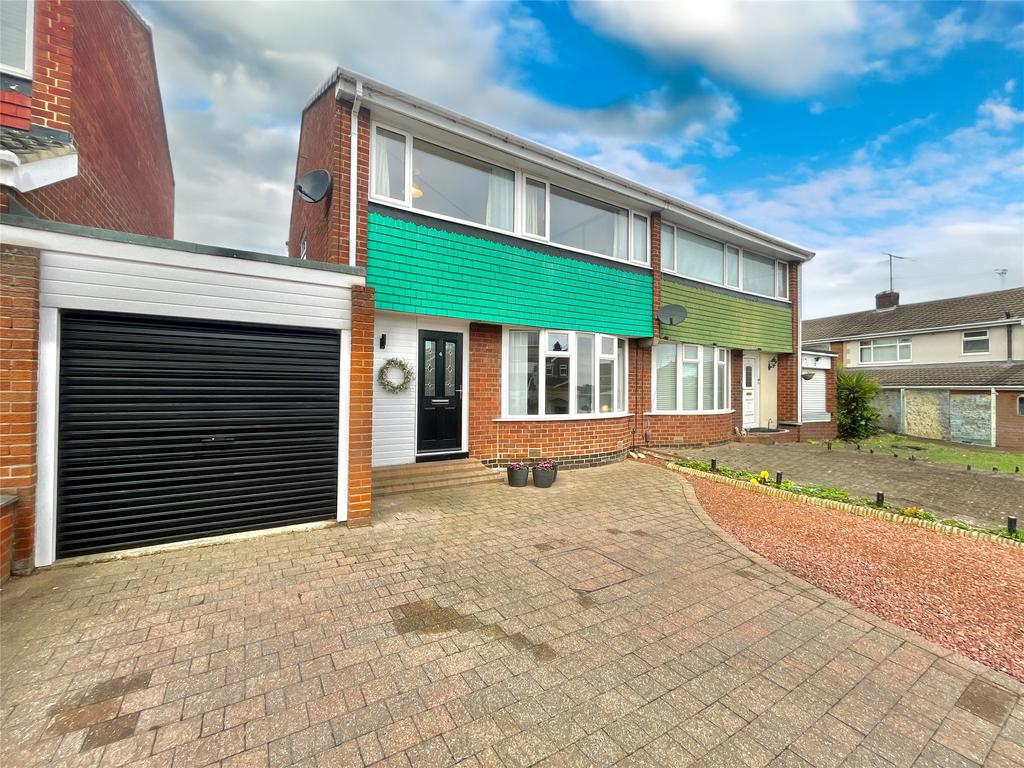 Hollinside Close, Whickham, NE16 3 bed semidetached house £255,000