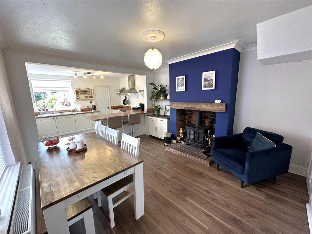 Superb Open-Plan Dining Kitchen 302