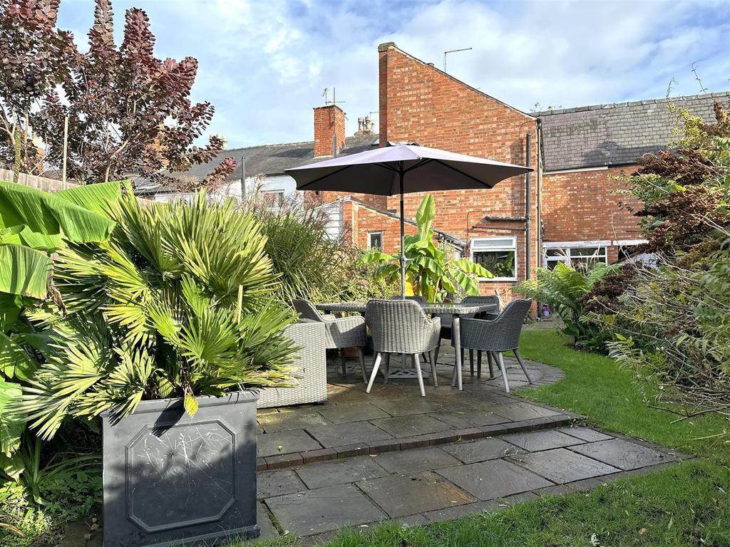 Delightful Seating Area 366
