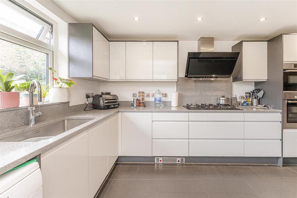 Lea Bridge Road, London 5 bed terraced house for sale £750,000