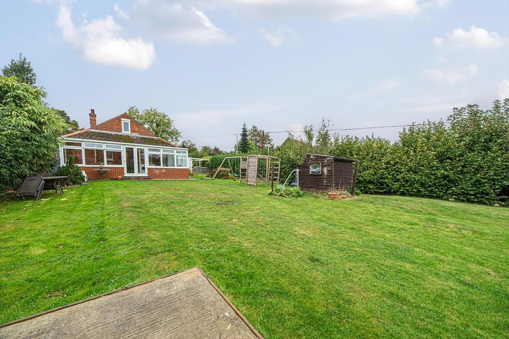 Canterbury Road, Kennington, Ashford TN25 4 bed chalet for sale £480,000