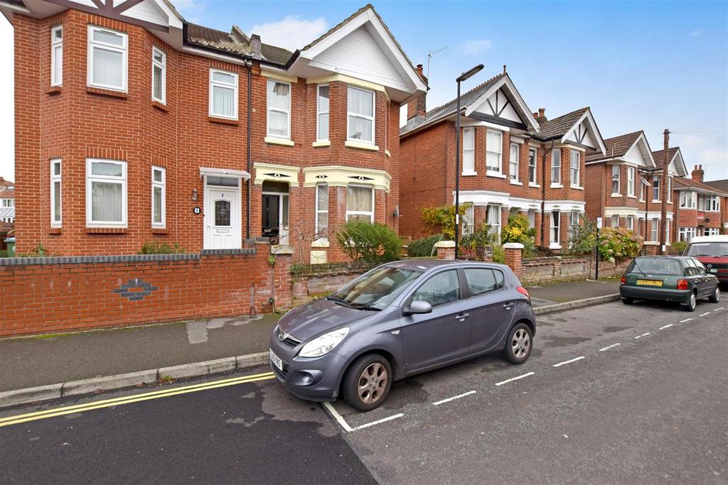 Holyrood Avenue, Southampton 5 bed house to rent £2,350 pcm (£542 pw)