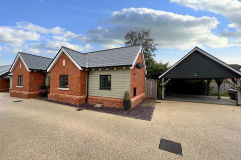 3 bedroom detached bungalow for sale - Ravens Court, The Street, Kennington, TN24