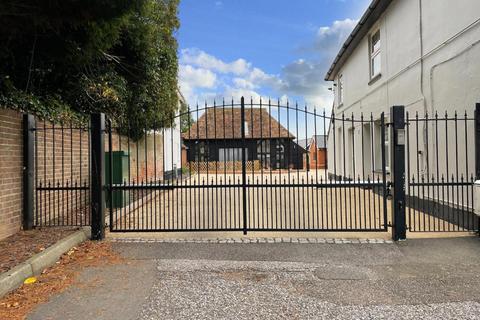 3 bedroom detached bungalow for sale - Ravens Court, The Street, Kennington, TN24