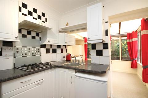 4 bedroom semi-detached house to rent, Woodside Road, Guildford