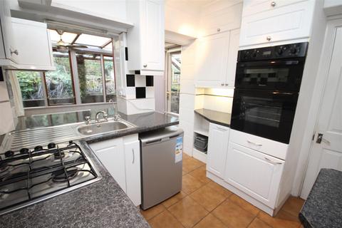 4 bedroom semi-detached house to rent, Woodside Road, Guildford