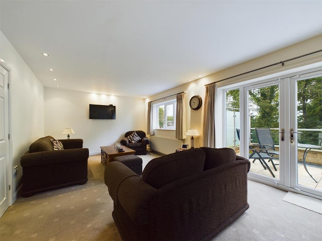 Broomfield Road, Fixby, Huddersfield 4 bed detached house for sale £
