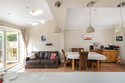 56 Kingsley Grove, Reigate, RH2 8DX