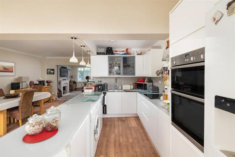 56 Kingsley Grove, Reigate, RH2 8DX