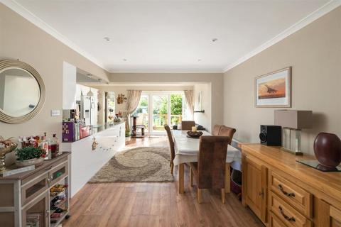 56 Kingsley Grove, Reigate, RH2 8DX