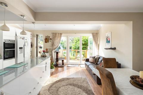 56 Kingsley Grove, Reigate, RH2 8DX