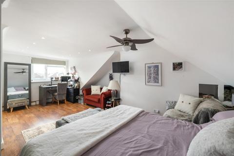 56 Kingsley Grove, Reigate, RH2 8DX