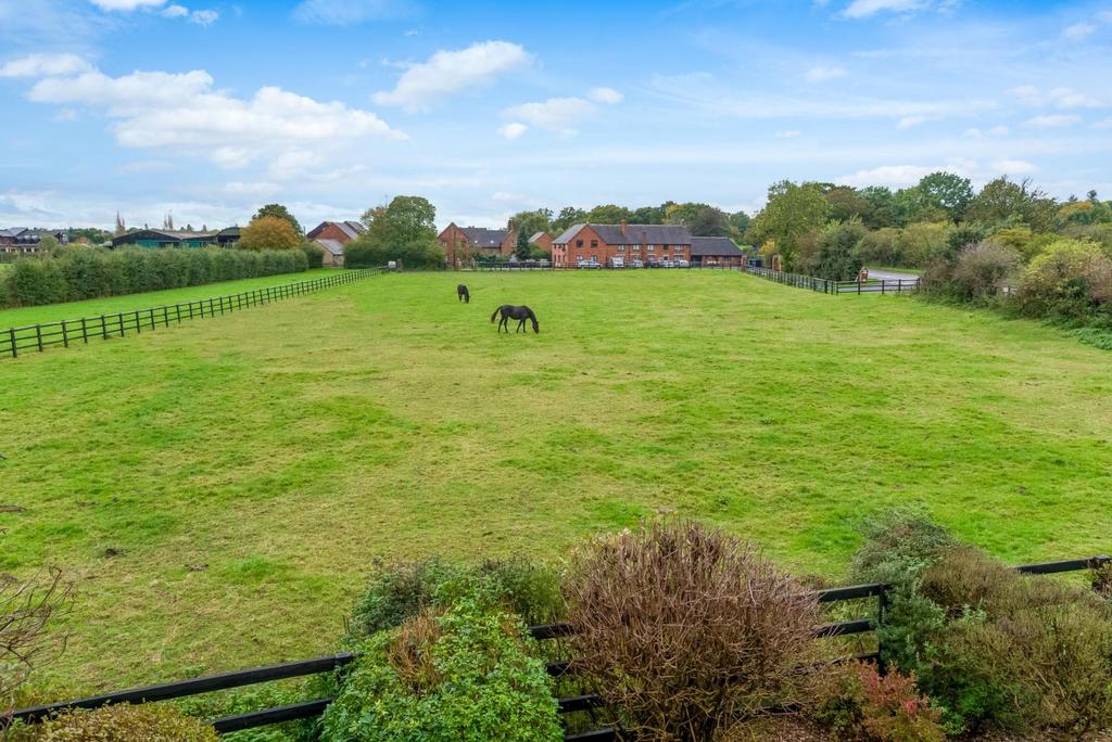 Warwick Road, StratforduponAvon 4 bed detached house for sale £550,000