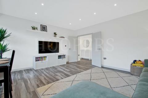 4 bedroom duplex for sale - Gay Close, London, NW2