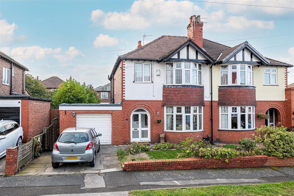 Middlehurst Road, Grappenhall, Warrington 3 bed semidetached house for