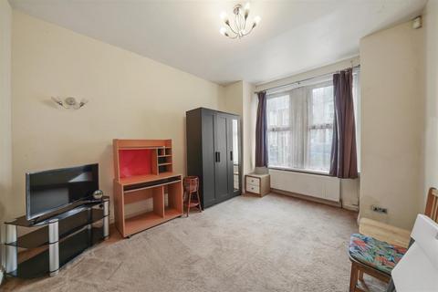 4 bedroom terraced house to rent - Sandringham Road, NW2