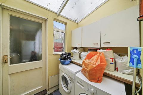 4 bedroom terraced house to rent - Sandringham Road, NW2