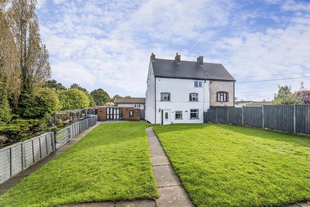Nuneaton Road, Bulkington, Bedworth 4 bed semidetached house £350,000