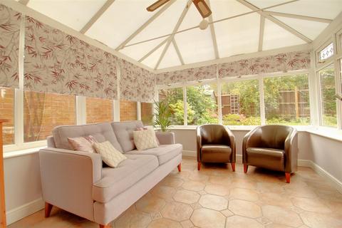 8 The Gallops, Hempsted, Gloucester, GL2 5GB