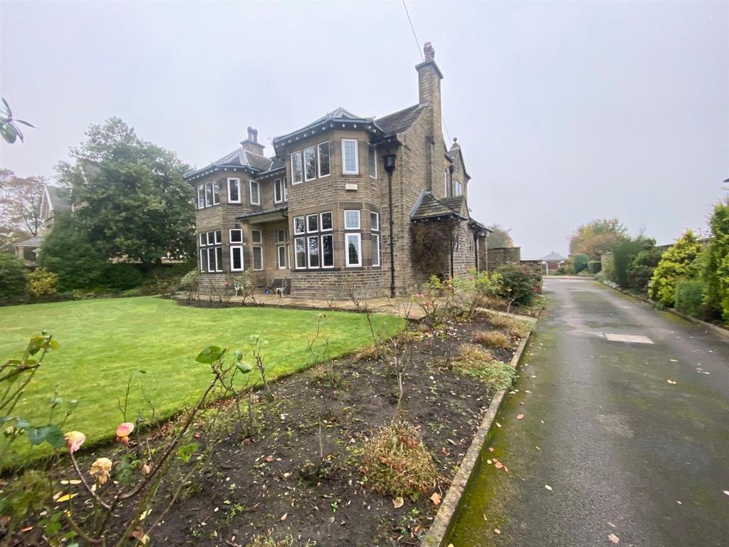 Hullen Edge Road, Elland 4 bed detached house to rent £1,650 pcm (£