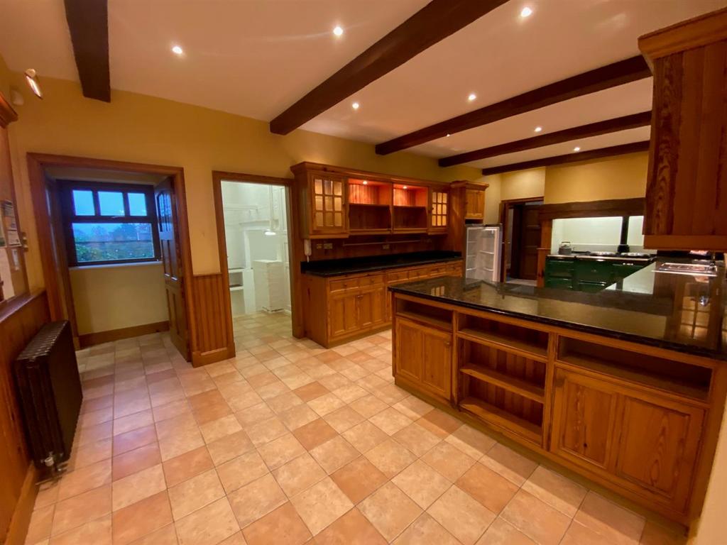 Hullen Edge Road, Elland 4 bed detached house to rent £1,650 pcm (£