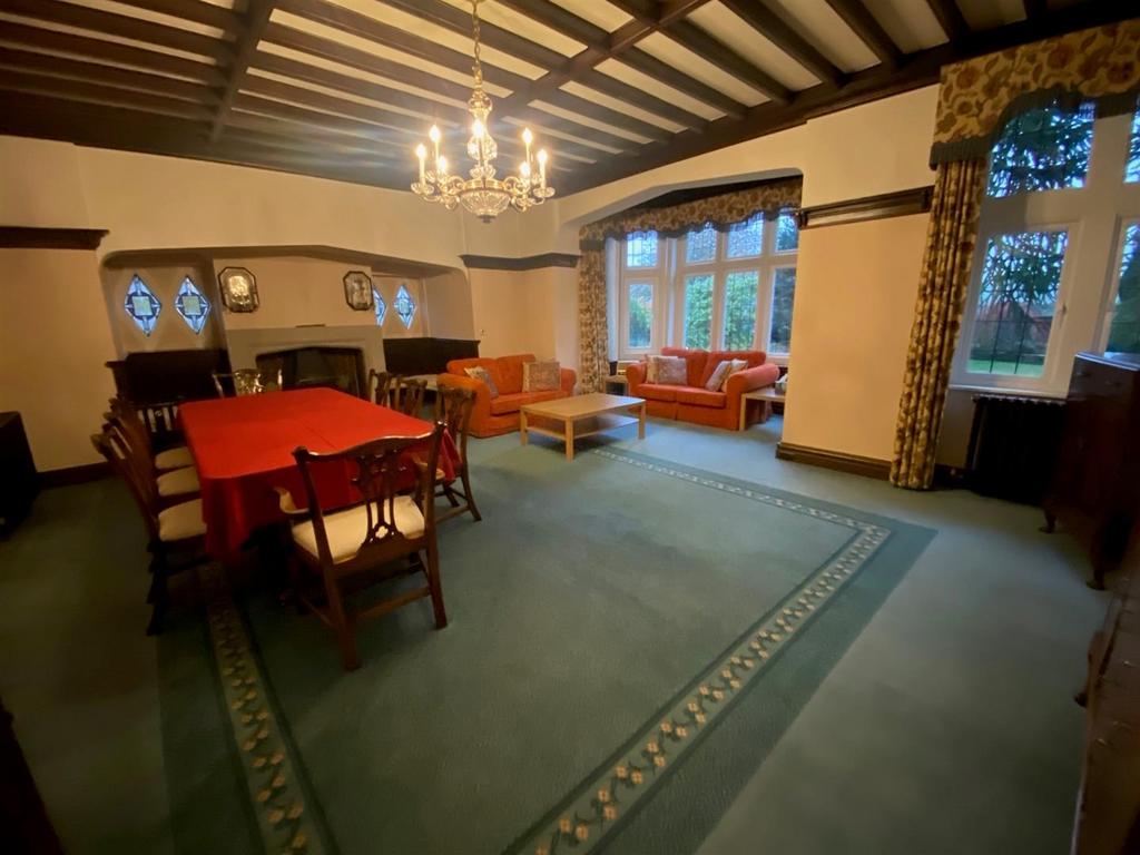 DINING ROOM.jpg