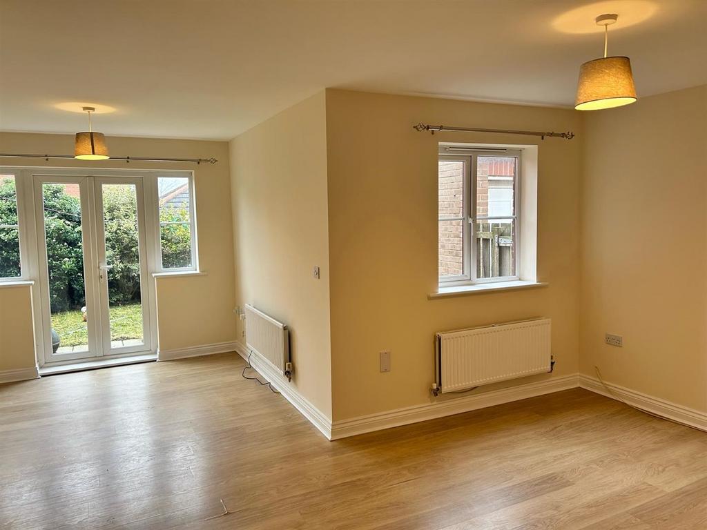 Cloverfield, West Allotment 3 bed semidetached house £1,100 pcm (£