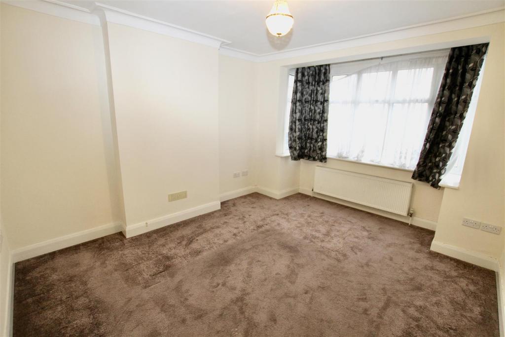 Henley Crescent, Westcliff On Sea, Essex 4 bed semidetached house £