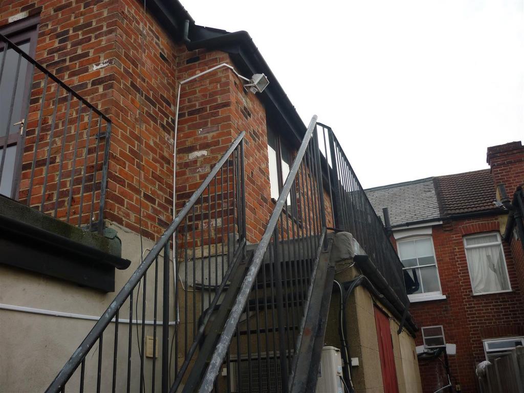 Ongar Road, Brentwood 2 bed flat to rent £1,500 pcm (£346 pw)