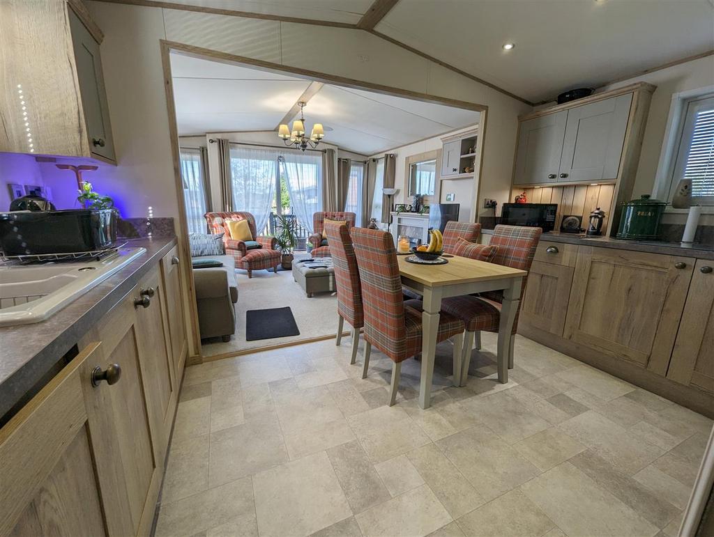 Kitchen/Dining Area