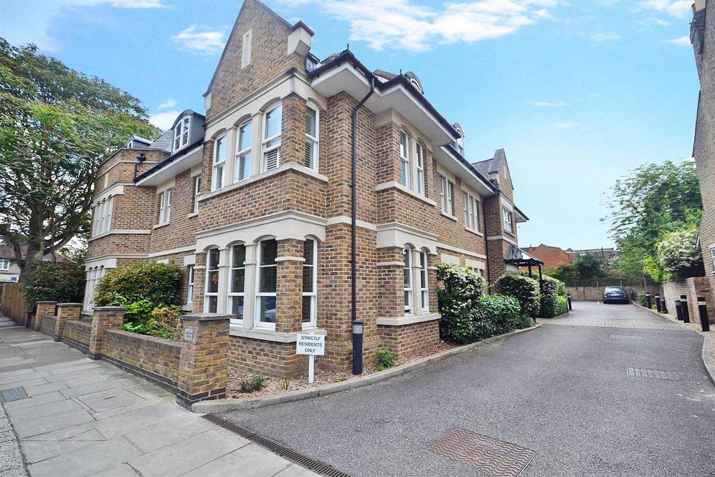 Northcote Road, St Margarets 1 bed apartment to rent £1,600 pcm (£369 pw)