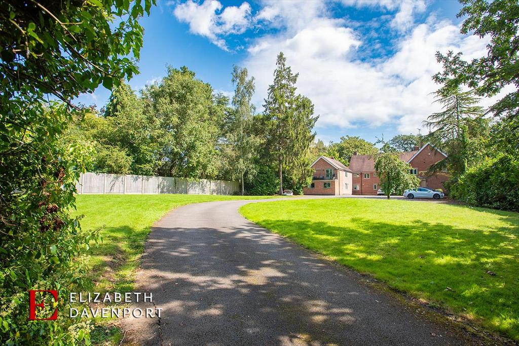 Kenilworth Road, Gibbet Hill 2 bed apartment £1,100 pcm (£254 pw)