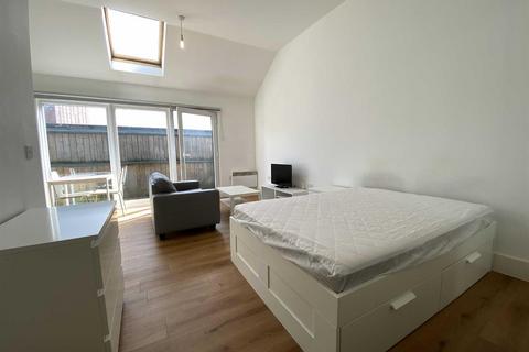 Studio to rent, Town Hall, Bexley Square