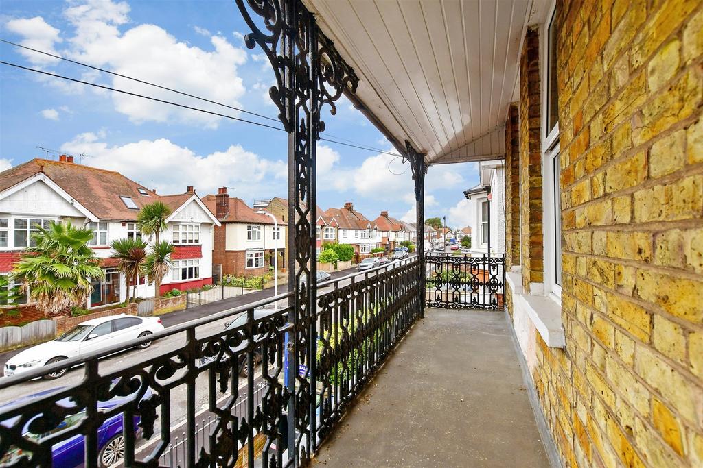 Swinburne Avenue, Broadstairs, Kent 4 bed semidetached house for sale