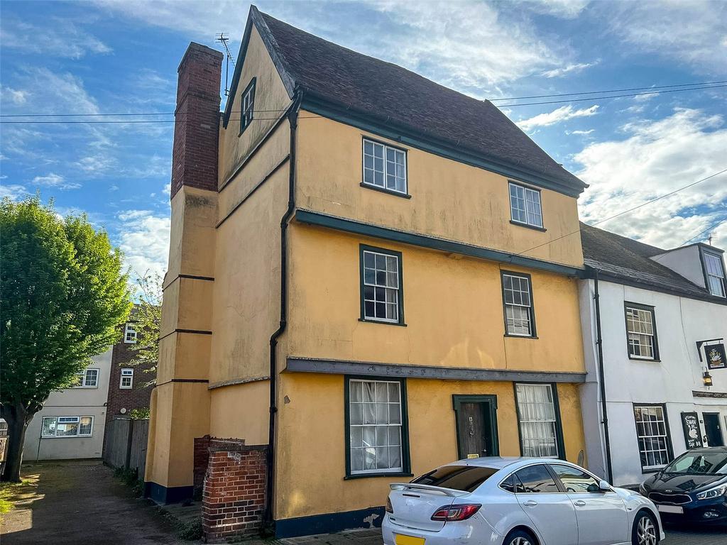Kings Head Street, Harwich, Essex, CO12 4 bed semidetached house for